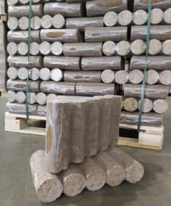 Aukščiausios kokybės NESTRO briketai, pagaminti 100% iš švarių ir naturalių spygliuočių medienos pjuvenų, be jokių priemaišų ar chenimkalų.