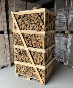 Ąžuolinės malkos, sausos, džiovintos kameroje iki 15-18% drėgnumo, supakuotos į medines dėžes po 2 kubinius metrus.