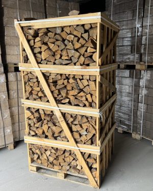 Ąžuolinės malkos, sausos, džiovintos kameroje iki 15-18% drėgnumo, supakuotos į medines dėžes po 2 kubinius metrus.