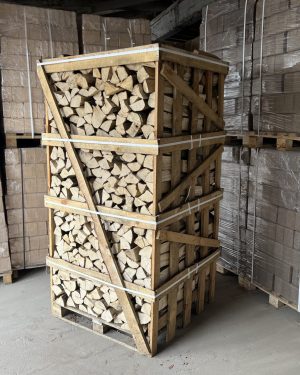 Skroblo malkos, sausos, džiovintos kameroje iki 15-18% drėgnumo, supakuotos į medines dėžes po 2 kubinius metrus.