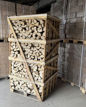Skroblo malkos, sausos, džiovintos kameroje iki 15-18% drėgnumo, supakuotos į medines dėžes po 2 kubinius metrus.
