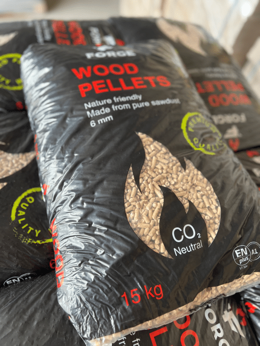 Sertifikuotos, EnPlus A1 kokybės medžio pjuvenų granulės gera kaina patogiose 15 kg pakuotėse. Medžio granulės pagamintos iš spygliuočių medienos pjuvenų.